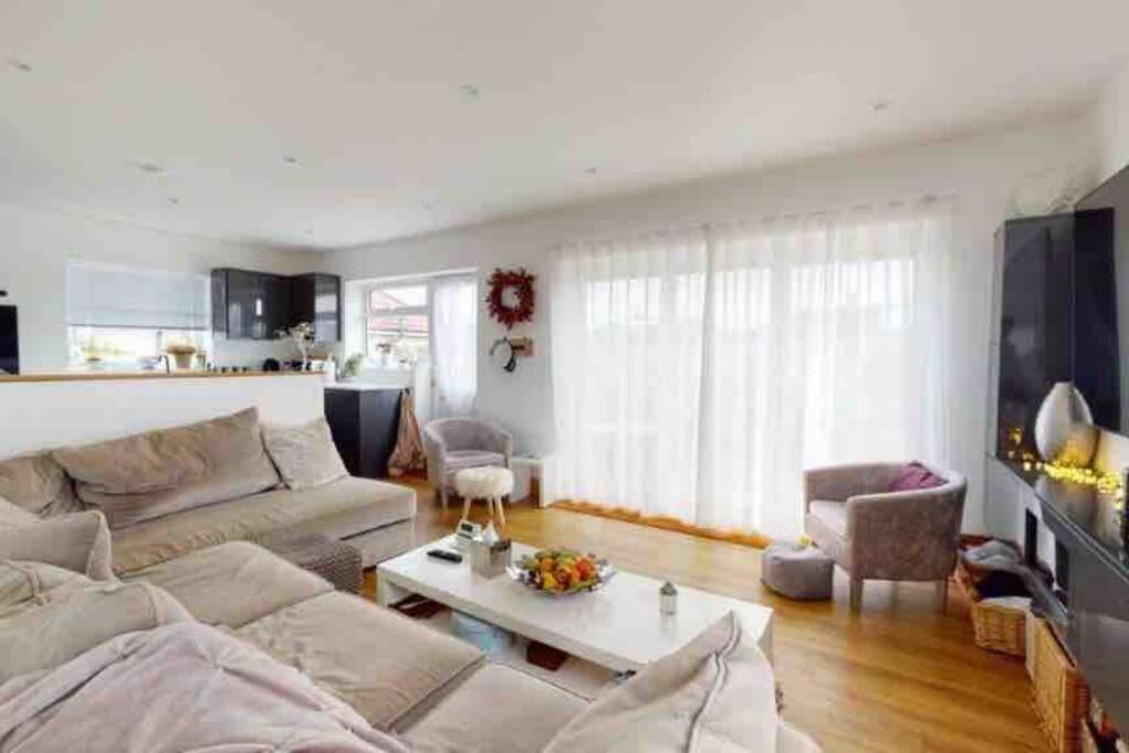 Love Lancing By The Sea With Optional Large Hot Tub Sleeps Up To 8 & Free Parking Villa Esterno foto