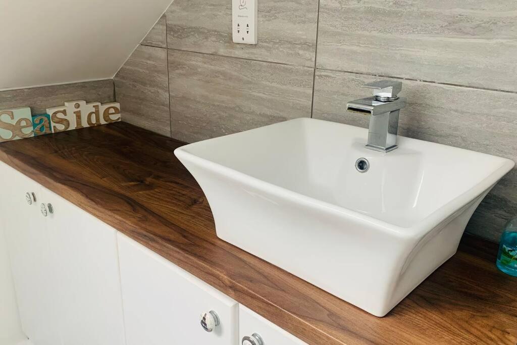 Love Lancing By The Sea With Optional Large Hot Tub Sleeps Up To 8 & Free Parking Villa Esterno foto