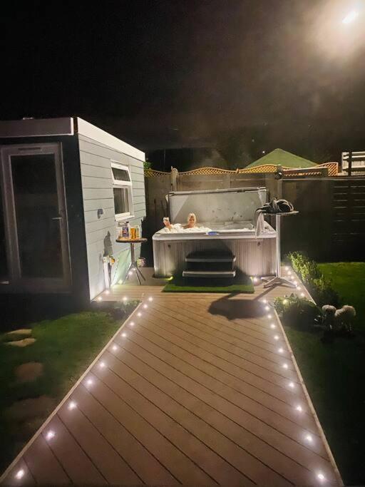Love Lancing By The Sea With Optional Large Hot Tub Sleeps Up To 8 & Free Parking Villa Esterno foto