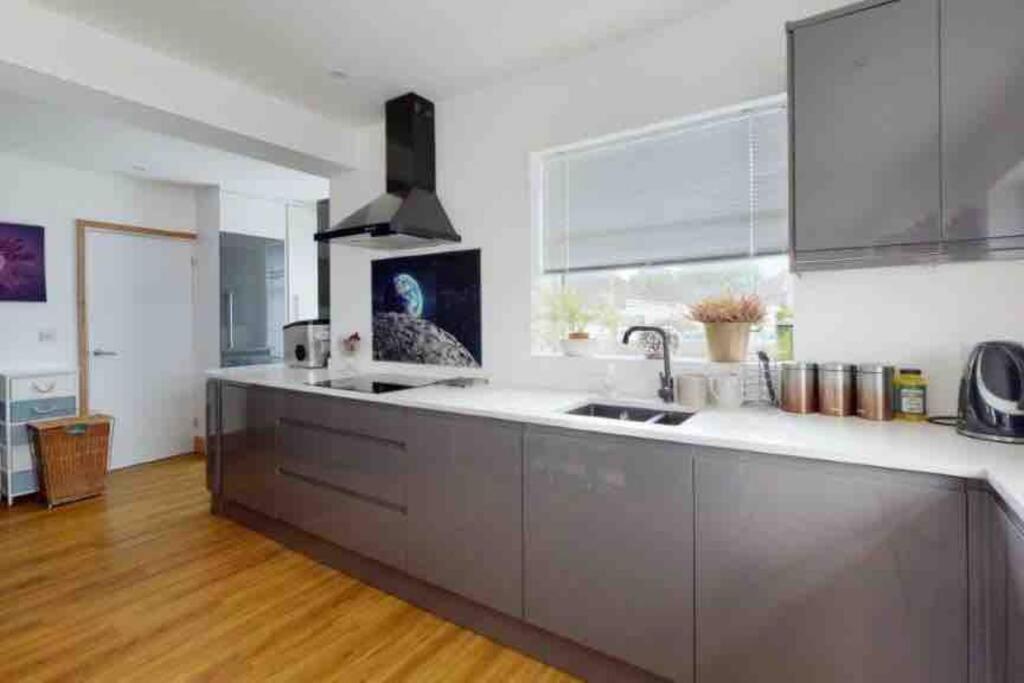 Love Lancing By The Sea With Optional Large Hot Tub Sleeps Up To 8 & Free Parking Villa Esterno foto