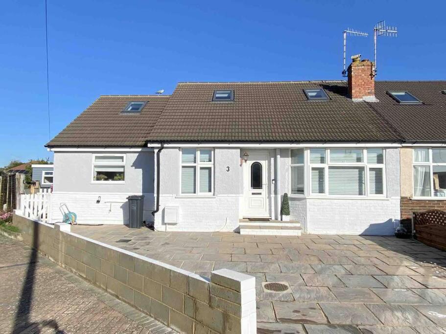 Love Lancing By The Sea With Optional Large Hot Tub Sleeps Up To 8 & Free Parking Villa Esterno foto