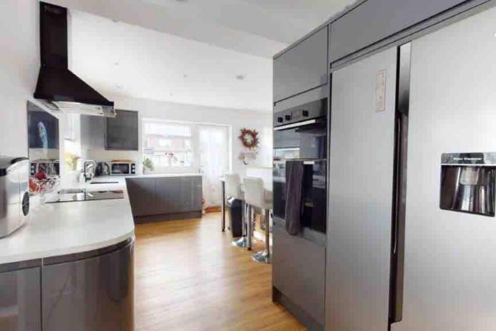 Love Lancing By The Sea With Optional Large Hot Tub Sleeps Up To 8 & Free Parking Villa Esterno foto